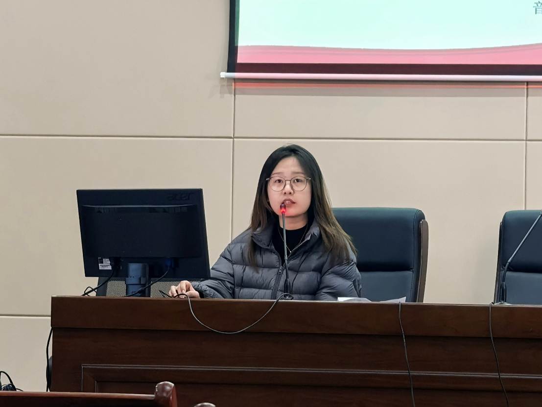 女人坐在椅子上 AI 生成的内容可能不正确。